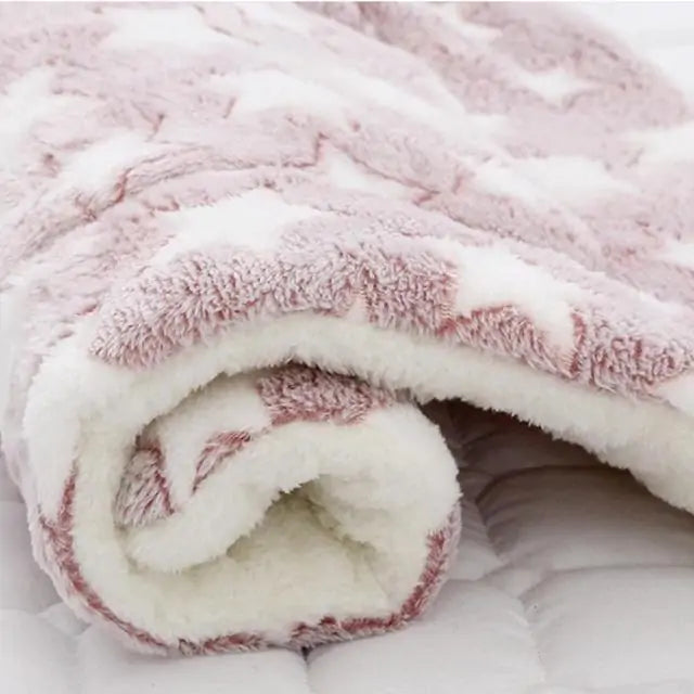 Keep Your Pet Cozy with the Perfect Pet Blanket – Snuggle, Snooze, Repeat!